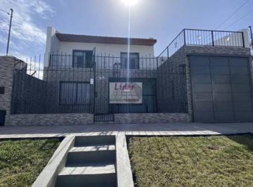 Casa · 230m² · 4 Ambientes · 1 Cochera · Casa en Alquiler en