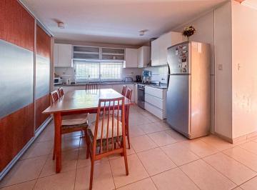 Casa · 4 Ambientes · 1 Cochera · Venta/permuta - Casa de 3 Dorm., Galería y Pileta - Roldan