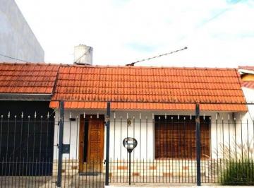 Casa · 196m² · 4 Ambientes · 1 Cochera · Vende - Casa 4 Ambientes con Jardin, Amplio Fondo, Parrilla, Cochera Sobre Lote de 8,66 X 60 m.