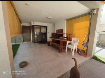 Casa en Alquiler de 3 ambientes  · Casa Tipo Duplex con Jardín y Piscina