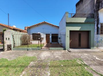 Casa · 246m² · 2 Ambientes · 3 Cocheras · Casa en Venta 3 Ambientes con Jardin y Quincho San Justo