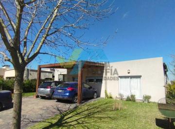 Casa · 141m² · 4 Ambientes · 1 Cochera · Casa Chalet en Venta en San Alfonso, Pilar del Este, Pilar