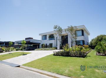 Casa · 426m² · 7 Ambientes · 2 Cocheras · Casa Sobre Cancha de Golf en Venta en Pilara