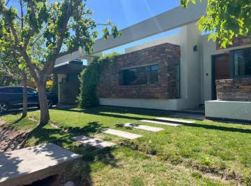 Casa de 7 ambientes, Maipú · Casa en Venta - Barrio Solares de Maipú, Sobre Calle 25 de Mayo, Maipú.