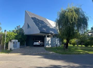 Casa · 200m² · 5 Ambientes · 2 Cocheras · Venta de Casa en Boat Center, Tigre