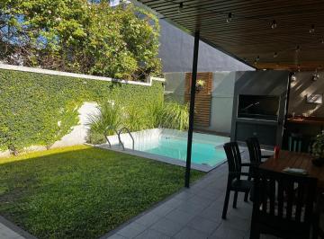 Casa · 165m² · 4 Ambientes · 1 Cochera · Casa 4 Amb. en Venta con Pileta Hurlingham Apto Credito