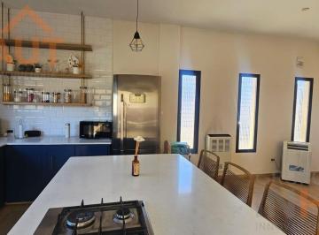 Casa · 216m² · 7 Ambientes · 2 Cocheras · Casa Gerencial 3 Dorm. y Estudio, Apta Credito Plottier