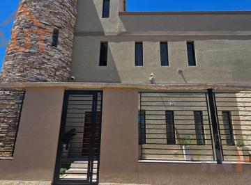Casa · 216m² · 7 Ambientes · 2 Cocheras · Casa Gerencial 3 Dorm. y Estudio, Apta Credito Plottier