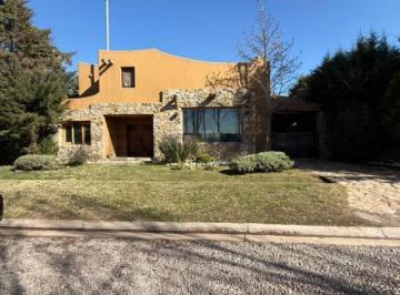 Casa · 400m² · 3 Dormitorios · 3 Cocheras · Casa en Barrio Privado Vistalba Country