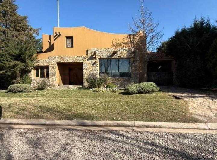 Casa · 400m² · 3 Dormitorios · 3 Cocheras