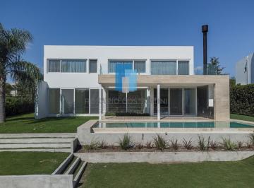 Casa · 382m² · 4 Dormitorios · 2 Cocheras · Casa en El Golf