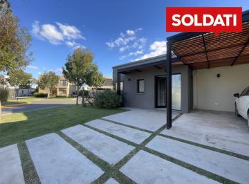 Casa · 206m² · 4 Ambientes · 1 Cochera · Casa en Venta Sobre Lote Central, Una Planta en Barrio Santo Tomas
