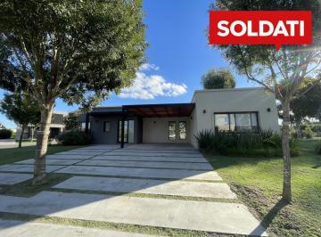 Casa · 206m² · 4 Ambientes · 1 Cochera · Casa en Venta Sobre Lote Central en Barrio Santo Tomas