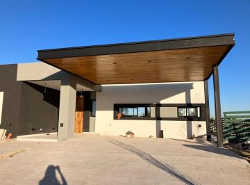 Casa · 160m² · 4 Ambientes · 2 Cocheras · Casa a La Venta en Naudir