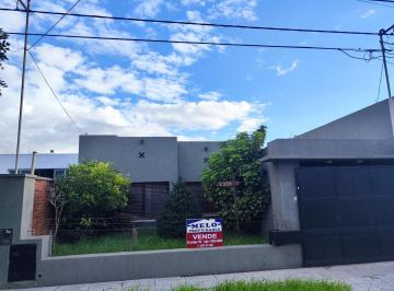 Casa · 100m² · 2 Dormitorios · 1 Cochera · Hermosa Casa Centrica en Lujan