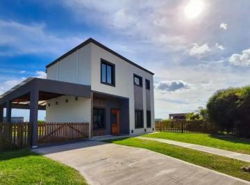 Casa · 150m² · 4 Ambientes · Casa en Venta - 3 Dorm. 3 Baños - Escobar