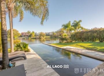 Casa · 350m² · 7 Ambientes · 6 Cocheras · Casa a La Laguna con Muebles en Alquiler en Los Sauces