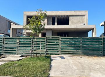 Casa de 6 ambientes, Escobar · Espectacular Casa Al Agua a Estrenar Barrio Costas. 4 Dorm. (2 Suites), Family y Dependencia