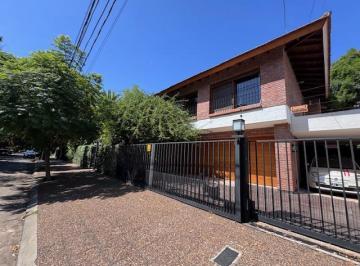 Casa · 504m² · 5 Ambientes · 3 Cocheras · Casa en Martinez con Gran Jardin, Pileta y Quincho.