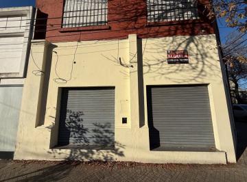 Frente por Regimiento 11 · Amplio Local de Esquina con Vidrieras Zona Av San Martín Al 5300