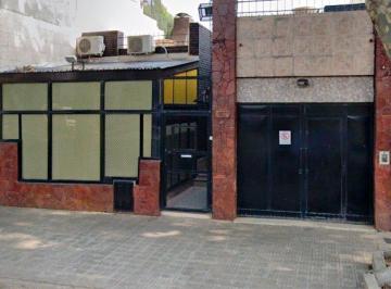 Frente · Hermosa Casa Super Amplia 3 Dorm. con Local Sobre Av Uriburu