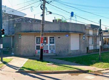 Frente · Casa 2 Dorm. con Local Comercial Sobre Av Uriburu