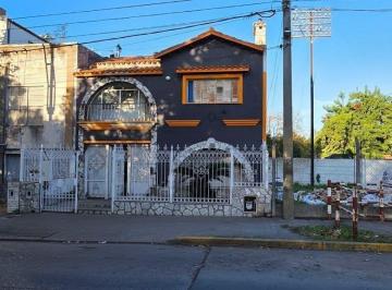 Casa · 250m² · 7 Ambientes · 1 Cochera · Amplia Casa de 2 Plantas 3 Dorm. Sobre Bv. Oroño