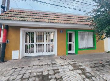 Frente · Amplia Casa 2 Dorm. con Patio m. Salvá 5933
