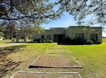 Casa · 260m² · 4 Ambientes · 2 Cocheras · Casa de 4 Ambientes en Alquiler, Completamente Amoblada, en Estancia Villa María. Ezeiza - Cañuelas.