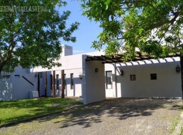 Casa · 220m² · 3 Ambientes · 4 Cocheras · Casa a Laguna en Venta en Santa Catalina. Orientación Norte. 2 Dorm. Preparada Para Ampliar.