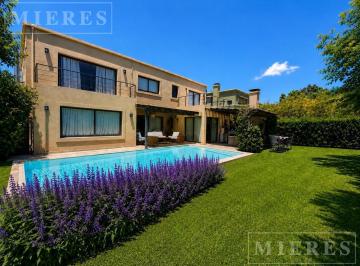 Casa · 270m² · 8 Ambientes · 1 Cochera · Casa en Venta en Los Tacos