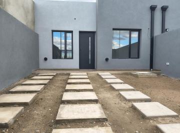 PH · 80m² · 4 Ambientes · 1 Cochera · PH en Plottier