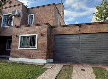 Casa · 126m² · 10 Ambientes · 4 Cocheras · Hermosa Casa de Tres Dorm. a La Venta en Barrio Granja de Funes