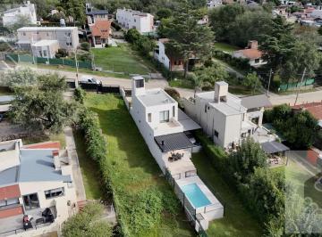 Casa · 107m² · 4 Ambientes · 1 Cochera · Casa en Venta en Barrio La Quinta de 3 Dorm. y a 100 m del Rio.