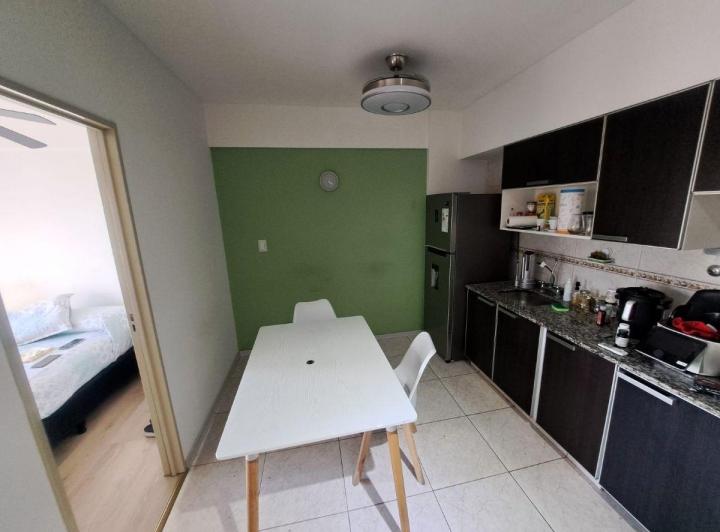 Monoambiente con Balcón y Dormitorio en Excelente Ubicación.