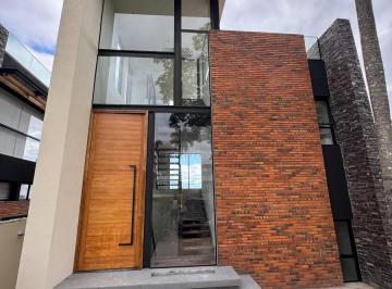 Casa · 360m² · 12 Ambientes · 2 Cocheras · Residencia a La Venta con Vista Al Lago en San Bernardino