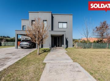 Casa · 164m² · 4 Ambientes · 2 Cocheras · Casa en Venta en Exclusiva en Altos de Campo Grande. Moderna, Impecable. Golf