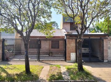Casa · 157m² · 4 Ambientes · 1 Cochera · Casa en Venta 3 Dorm. Barrio Aeropuerto