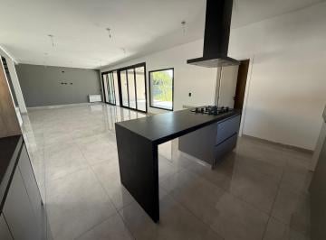Casa · 350m² · 8 Ambientes · 2 Cocheras · Pensada Para Disfrutar. 350 m Cub. 600 de Terreno