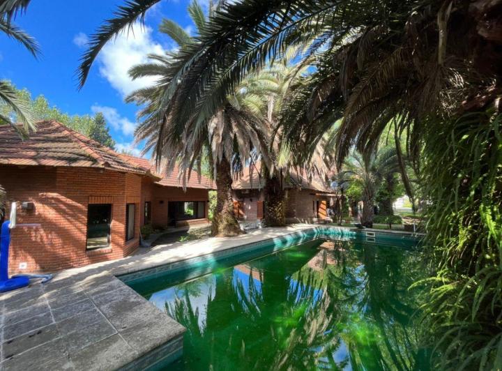 Casa · 220m² · 6 Ambientes · 1 Cochera