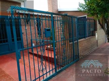 Casa · 259m² · 9 Ambientes · 1 Cochera · Casa en Venta en Alta Gracia de 3 Dorm. con Escritura