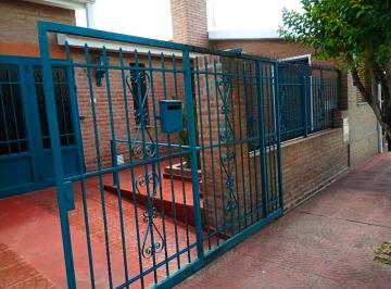 Casa · 259m² · 9 Ambientes · 1 Cochera · Casa en Venta en Alta Gracia de 3 Dorm. con Escritura