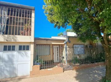 Casa · 200m² · 5 Ambientes · 1 Cochera · Casa en Santo Tomé de 3/4 Dorm. con Cochera y Quincho