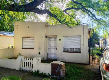 Casa · 233m² · 2 Ambientes · 1 Cochera · Casa a Refaccionar en Cerrito Sur con Buen Etorno y Todos Los Servicios. Apto Credito