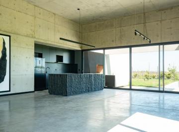 Casa · 200m² · 5 Ambientes · 2 Cocheras · Casa de Diseño de 3 Dorm. con Jardin, Pileta y Cocheras en La Finca Funes