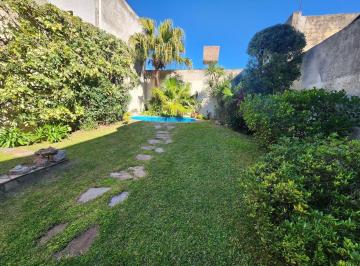 Casa · 270m² · 6 Ambientes · 1 Cochera · Casa en Venta 4 Dorm., con Pileta y Cochera. Apto Credito.