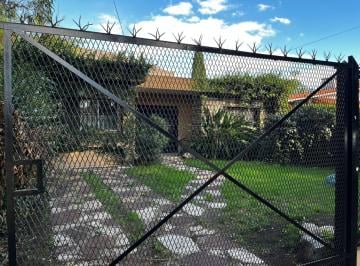 Casa · 110m² · 4 Ambientes · 2 Cocheras · Venta Casa 4 Ambientes con Amplio Jardín y Piscina en Ituzaingó Norte.
