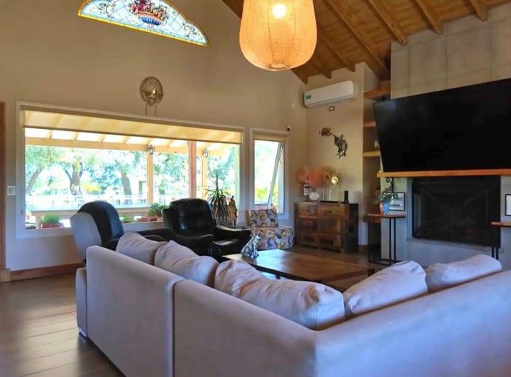 Casa · 230m² · 4 Ambientes · 1 Cochera