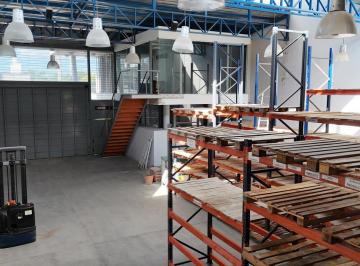 Local comercial · 420m² · 4 Ambientes · 3 Cocheras · Galpon en Alquiler en Av Fuerza Aerea 420 m Cuadrados Esq Alte. Brown