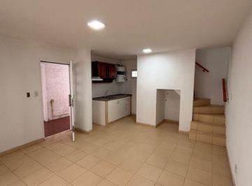 Casa de 3 ambientes, Rosario · Casa de Pasillo con 90 m² y 2 Dorm., con Patio en Alquiler en Fisherton